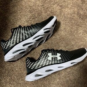Brand new UA Spine Sneakers size 7Y/ women’s 8.5